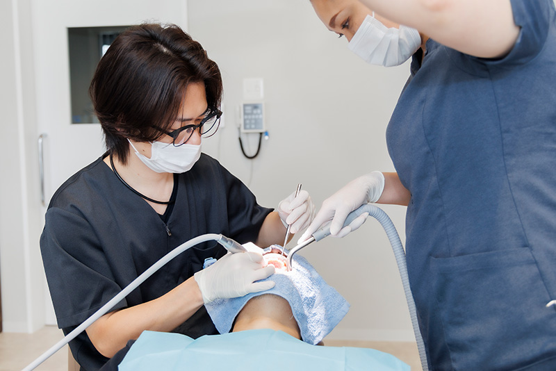 歯の動揺度を調べる