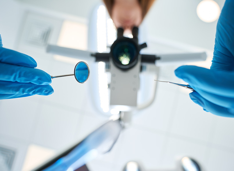 拡大鏡による精密な処置